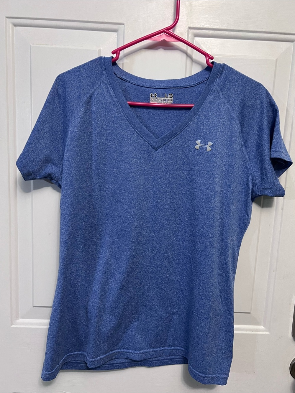 Under Armour HeatGear Women’s L Blue V Neck Semi-Fitted Athletic Shirt 00207464